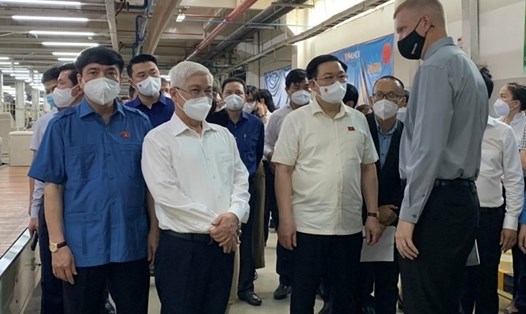 Chủ tịch Quốc hội Vương Đình Huệ (hàng trên cùng thứ ba từ bên trái sang) và Đoàn công tác Trung ương đến thăm Công ty Wanek. Ảnh: Mai Xuân