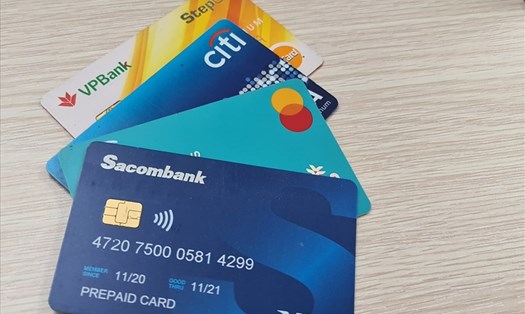 Nhiều rủi ro khi xài dịch vụ rút tiền mặt từ thẻ tín dụng. Ảnh: B. Chương