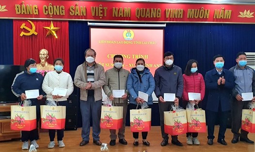 Ông Hoàng Văn Trinh - Phó Chủ tịch Liên đoàn Lao động tỉnh Lai Châu và ông Lê Bá Thành - Phó Chủ tịch MTTQVN tỉnh tặng quà cho đoàn viên, CCVCLĐ có hoàn cảnh khó khăn.