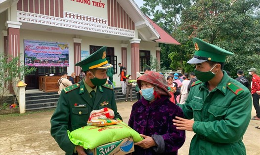 Bộ đội Biên phòng Tặng quà Tết cho bà con hai bên biên giới Việt Lào. Ảnh: V. Tiến.