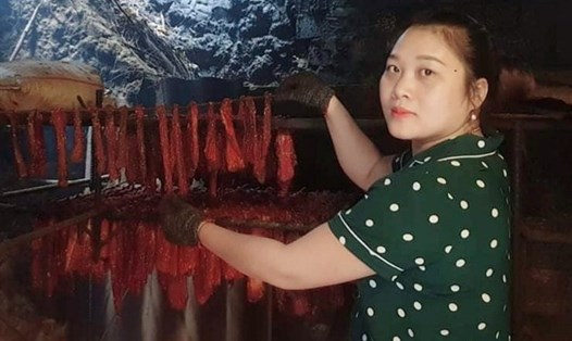 Chị Nguyễn Thị Loan  chủ cơ sở sản xuất bò giàng có tiếng trên địa bàn huyện Kỳ Sơn ( Nghệ An). Ảnh : Quỳnh Trang