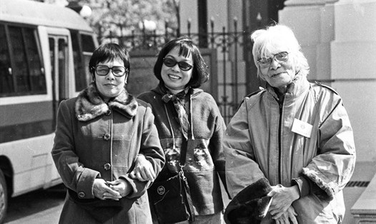 Từ trái qua phải: Bà Phạm Thị Thành, TS Nghệ thuật Nguyễn Thị Minh Thái, nhà thơ Hoàng Cầm. Ảnh Nguyễn Đình Toán chụp tháng 12.1999.