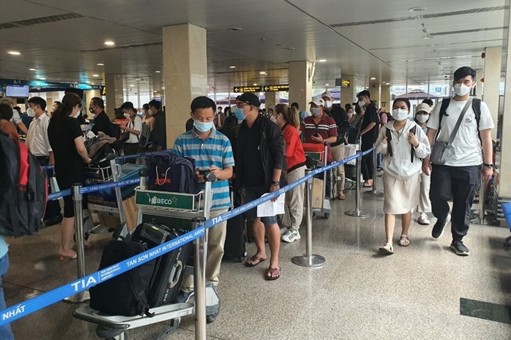 Nhịp sống 24h: Sân bay Tân Sơn Nhất nhộn nhịp, khách chờ hàng giờ check-in Nhịp sống 24h: Sân bay Tân Sơn Nhất nhộn nhịp, khách chờ hàng giờ check-in