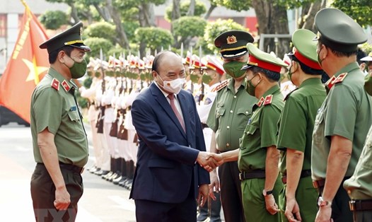 Chủ tịch nước Nguyễn Xuân Phúc thăm hỏi cán bộ, chiến sĩ công an TPHCM.  Ảnh: TTXVN