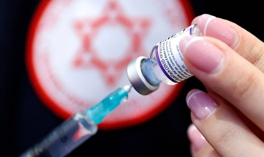 Tiêm vaccine COVID-19 tạo khả năng miễn dịch với virus. Ảnh: AFP