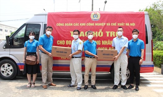 Công đoàn Các khu công nghiệp - chế xuất Hà Nội thực hiện hỗ trợ cho công nhân lao động trong đợt dịch COVID-19. Ảnh: NVCC