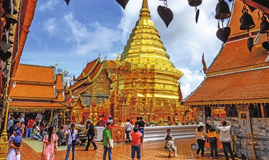 Du khách tham quan tại chùa Phật giáo Wat Phra That Doi Suthep ở Chiang Mai, Thái Lan. Ảnh: AFP