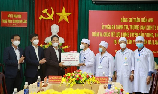 Trưởng Ban Kinh tế Trung ương Trần Tuấn Anh trao quà cho đội ngũ y bác sĩ ở Trung tâm Y tế huyện Hải Lăng. Ảnh: Hưng Thơ