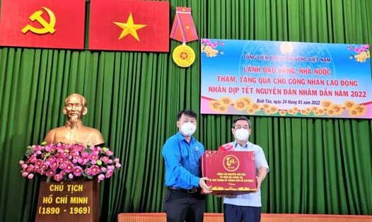 Ông Nguyễn Phước Lộc (bên phải) tặng quà của Bí thư Thành ủy TPHCM Nguyễn Văn Nên cho CNVLĐ quận Bình Tân. Ảnh: Nam Dương