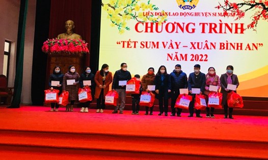 Đồng chí guyễn Minh Thái, Phó Chủ tịch Thường trực LĐLĐ tỉnh trao quà cho đoàn viên CNVCLĐ tại chương trình.