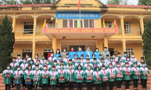 LĐLĐ tỉnh Tuyên Quang trao quà Tết cho học sinh có hoàn cảnh khó khăn. Ảnh: Mai Lan