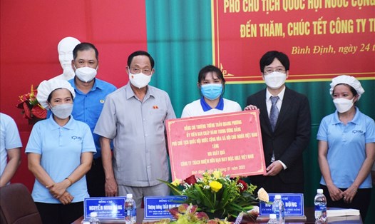 Thượng tướng Trần Quang Phương, Phó Chủ tịch Quốc hội tặng quà tại Tại Công ty TNHH May mặc Able Việt Nam. Ảnh: TT