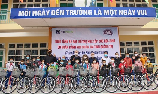100 học sinh khó khăn ở Quảng Trị được tặng xe đạp mới ngay trước Tết Nguyên đán. Ảnh: Dự án RENEW