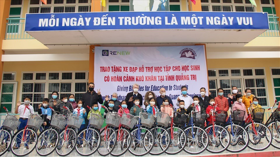100 học sinh khó khăn ở Quảng Trị được tặng xe đạp mới ngay trước Tết Nguyên đán. Ảnh: Dự án RENEW 100 học sinh khó khăn ở Quảng Trị được tặng xe đạp mới ngay trước Tết Nguyên đán. Ảnh: Dự án RENEW