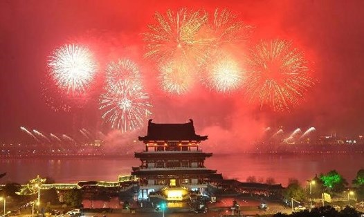 Màn bắn pháo hoa hoành tráng vào đêm giao thừa Tết Âm lịch ở Hồ Nam, Trung Quốc. Ảnh: Tân Hoa Xã