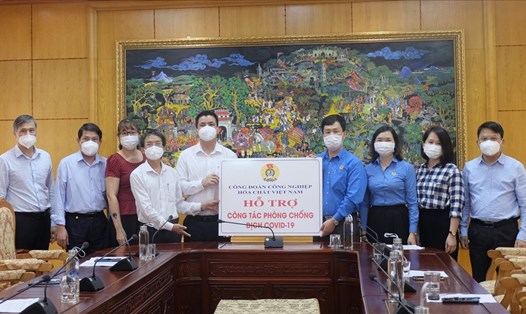 Ông Nguyễn Huy Thông - Chủ tịch Công đoàn Công nghiệp Hoá chất Việt Nam (thứ 4 từ phải sang) trao hỗ trợ chống dịch COVID-19 cho cơ sở. Ảnh: CĐCC