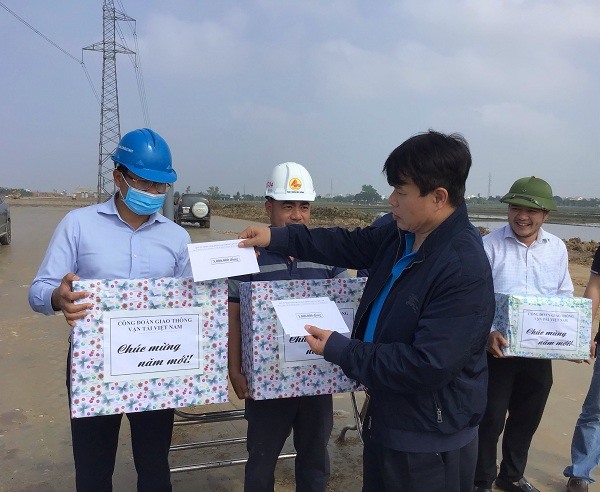 Nhân dịp Tết Nguyên đán Nhâm Dần 2022, ông Đỗ Nga Việt - Chủ tịch Công đoàn Giao thông Vận tải Việt Nam - trao quà cho người lao động trên công trường. Ảnh: CĐCC