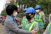 Công đoàn Xây dựng Việt Nam tặng quà người lao động ngành xây dựng Thủ đô