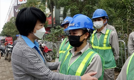 Bà Nguyễn Thị Thủy Lệ -  Chủ tịch Công đoàn Xây dựng Việt Nam thăm hỏi, tặng quà công nhân lao động ngành xây dựng Thủ đô. Ảnh: CĐXDVN