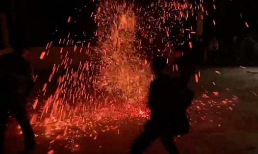 Nhảy lửa trước sân Nhà văn hóa bản Làng Cổng (xã Đồn Đạc). Ảnh NMP