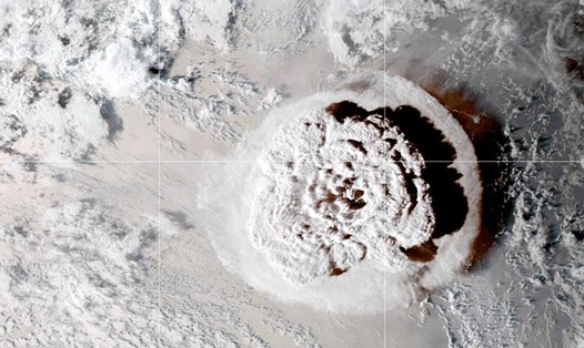 Ảnh vệ tinh NASA ngày 15.1 cho thấy núi lửa Hunga-Tonga-Hunga-Haa'pai ở Tonga đang phun trào. Ảnh: NASA/AFP
