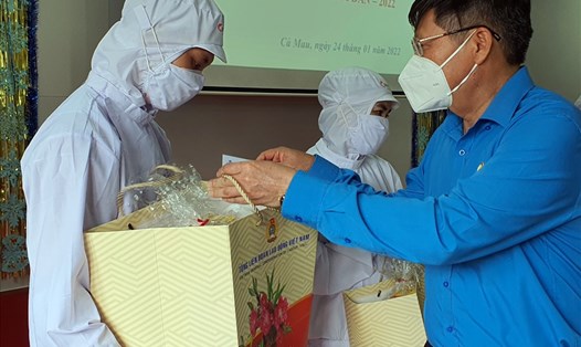 Phó chủ tịch Tổng LĐLĐ Việt Nam Phan Văn Anh trao quà cho công nhân Tập đoàn Minh Phú, tỉnh Cà Mau. Ảnh: Nhật Hồ
