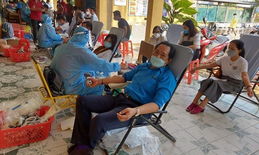 Tình nguyện viên tham gia hiến máu tình nguyện tại trường THPT Thanh Bình 1.
