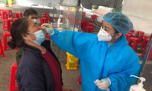 Bệnh viện Đa khoa tỉnh Ninh Bình lấy mẫu xét nghiệm SARS-CoV-2 cho người dân khi đến viện. Ảnh: NT