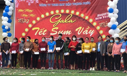 Lãnh đạo LĐLĐ huyện Diễn Châu và các tổ chức, nhà tài trợ trao quà cho công nhân trong chương trình "Tết Sum vầy - Xuân Bình an". Ảnh: HĐ