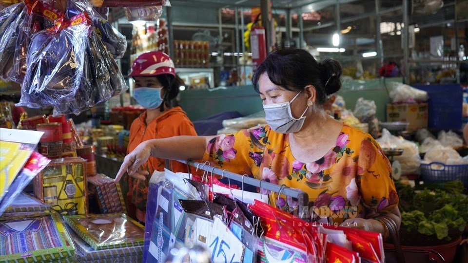 Cận ngày ông Công ông Táo, người dân tất bật mua sắm đồ lễ. Ảnh: Bạch Cúc. Cận ngày ông Công ông Táo, người dân tất bật mua sắm đồ lễ. Ảnh: Bạch Cúc.