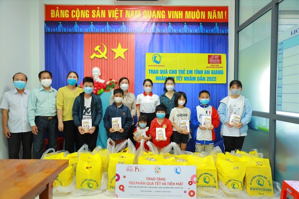Đoàn thiện nguyện gồm các CB, NV từ Generali và Quỹ BTTEVN mang những phần quà thiết thực đến với 500 em nhỏ mồ côi, khó khăn do COVID. Đoàn thiện nguyện gồm các CB, NV từ Generali và Quỹ BTTEVN mang những phần quà thiết thực đến với 500 em nhỏ mồ côi, khó khăn do COVID.