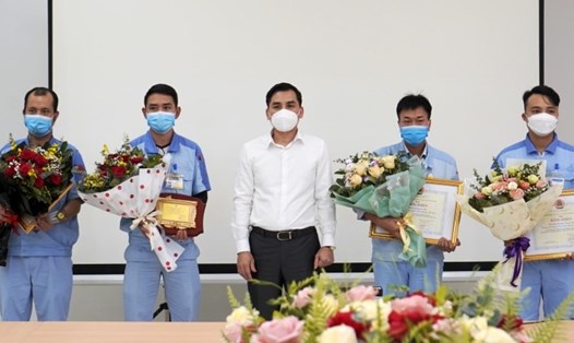 Phó Chủ tịch Liên đoàn Lao động thành phố Hà Nội Lê Đình Hùng (áo trắng) trao khen thưởng cho người lao động giỏi  tại Công ty TNHH Điện Stanley Việt Nam (thuộc Liên đoàn Lao động huyện Gia Lâm). Ảnh: Hải Anh