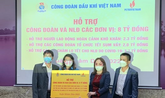 Chủ tịch Công đoàn Dầu khí Việt Nam Nghiêm Thùy Lan trao hỗ trợ 8 tỉ đồng cho Công đoàn và người lao động. Ảnh: CĐN