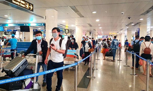 Sân bay Tân Sơn Nhất đông nghẹt hành khách. Ảnh: GT