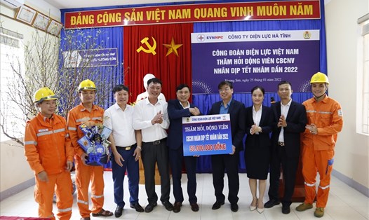 Phó Chủ tịch Công đoàn Điện lực Việt Nam Uông Quang Huy (thứ 4 từ phải sang) trao quà Tết cho đại diện đoàn viên, NLĐ. Ảnh: Nguyễn Lương