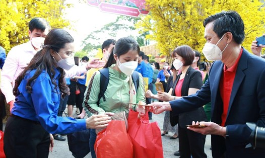 Trung ương Đoàn TNCS Hồ Chí Minh và Bia Saigon tặng quà Tết cho công nhân, tình nguyện viên. Ảnh: BTC
