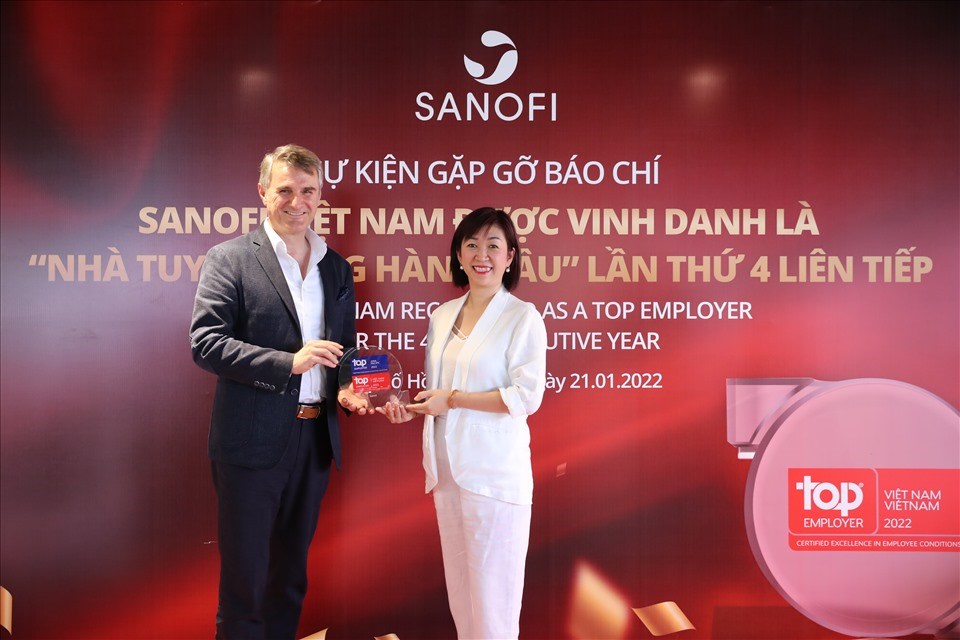 Ông Emin Turan - Tổng Giám đốc Sanofi Việt Nam và chị Hồng Ánh - Giám đốc Nhân sự Sanofi Việt Nam đại diện nhận giải thưởng Nhà tuyển dụng hàng đầu 2022