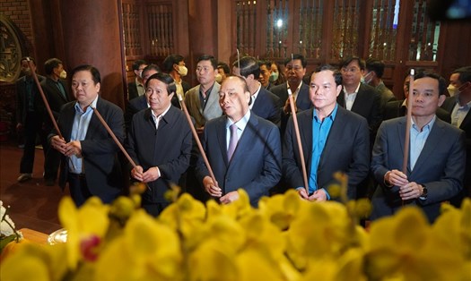 Chủ tịch nước Nguyễn Xuân Phúc cùng đoàn đại biểu dâng hương tại Nhà tưởng niệm đồng chí Nguyễn Đức Cảnh. Ảnh: Mai Dung