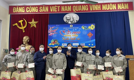 Phó Chủ tịch Thường trực Tổng Liên đoàn Lao động Việt Nam Trần Thanh Hải (thứ 6 từ phải) trao quà Tết cho công nhân, người lao động của Công ty CP Xi măng và Xây dựng Công trình (T.P Cao Bằng).