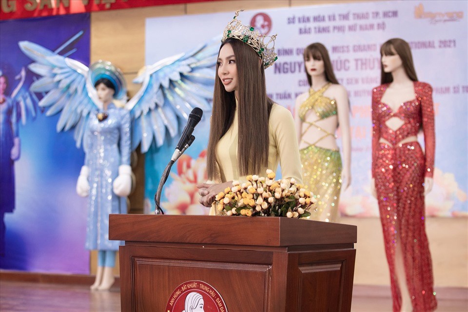 Thùy Tiên tặng trang phục thi quốc tế. Ảnh: NSCC. Thùy Tiên tặng trang phục thi quốc tế. Ảnh: NSCC.