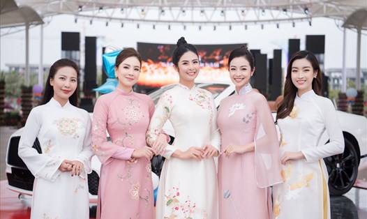 Dàn người đẹp khoe sắc trong mẫu thiết kế áo dài của Hoa hậu Ngọc Hân. Ảnh: Vũ Toàn