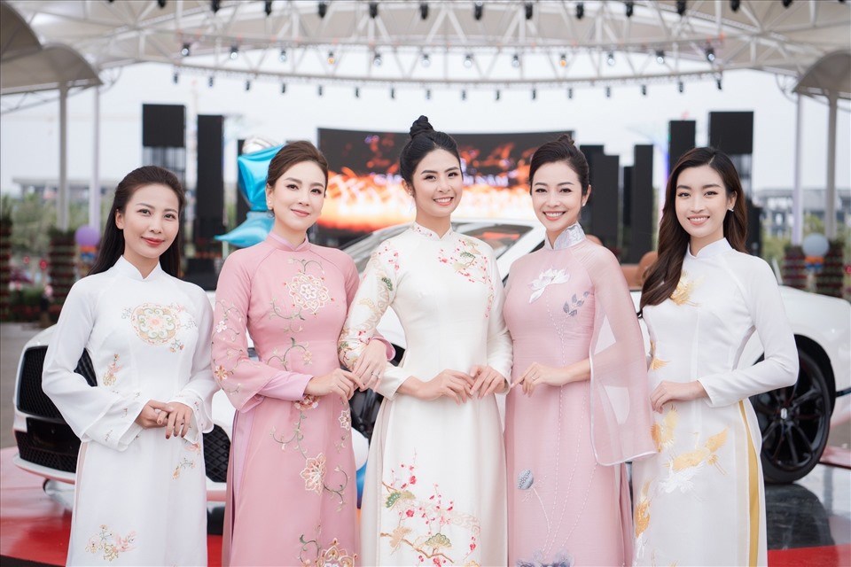 Dàn người đẹp khoe sắc trong mẫu thiết kế áo dài của Hoa hậu Ngọc Hân. Ảnh: Vũ Toàn