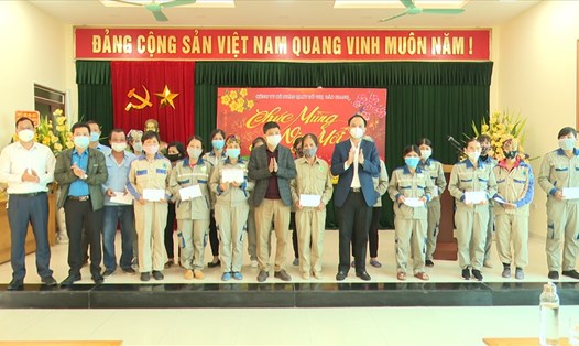 Công nhân lao động Công ty Cổ phần Quản lý công trình Đô thị nhận quà tặng Ảnh: LĐLĐ thành phố Bắc Giang