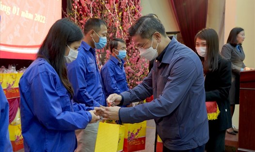Chủ tịch Liên đoàn Lao động Thành phố Hà Nội Nguyễn Phi Thường trao quà Tết tại Ứng Hòa. Ảnh: Mai Quý