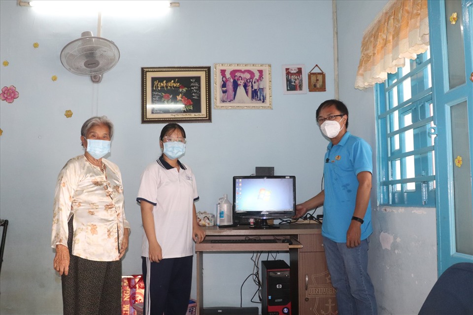 Báo Lao Động đã hỗ trợ hai chị em một bộ máy tính để bàn để giúp cho việc học online của hai em thuận lợi hơn - Ảnh N.H