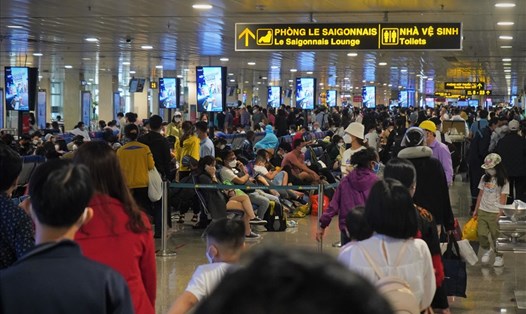 Sân bay Tân Sơn Nhất đông nghẹt trong những ngày cận Tết Nguyên đán 2022. Ảnh: Anh Tú.