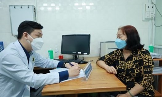 Bệnh nhân được bác sĩ tư vấn, sàng lọc hậu COVID-19. Ảnh: Nguyễn Ly.