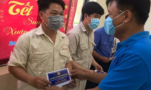 LĐLĐ tỉnh Bình Phước trao hỗ trợ của Agribank cho công nhân khó khăn đang làm việc tại Công ty TNHH Dabaco Bình Phước. Ảnh: Văn Sơn