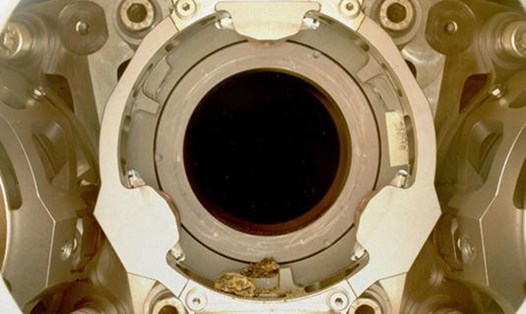 Mảnh vỡ cản trở băng chuyền trong xe thám hiểm sao Hỏa Perseverance của NASA trong ảnh chụp ngày 7.1. Ảnh: NASA
