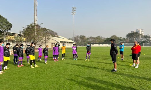 Huấn luyện viên Mai Đức Chung và tuyển nữ Việt Nam vẫn tập luyện vào buổi sáng, ngay sau trận đấu gặp Nhật Bản. Ảnh: VFF